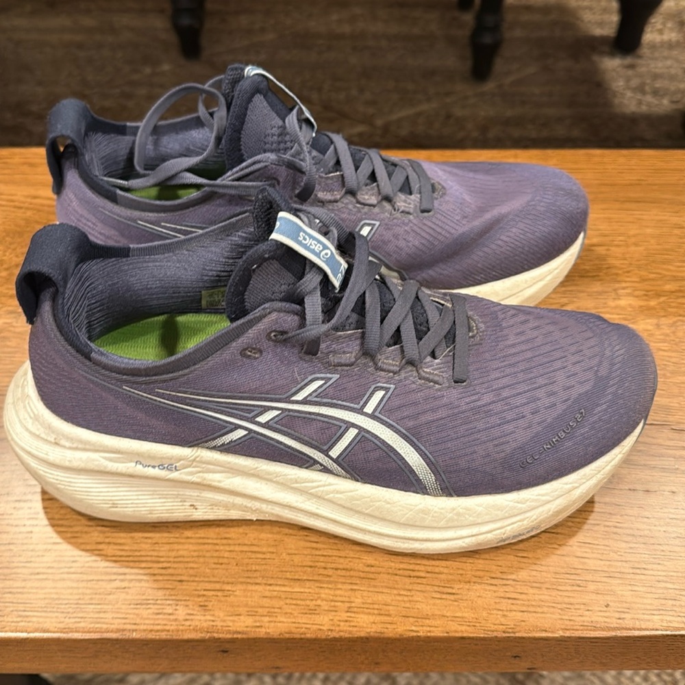 ASICS ladie 9.5 NIMBUS running shoes